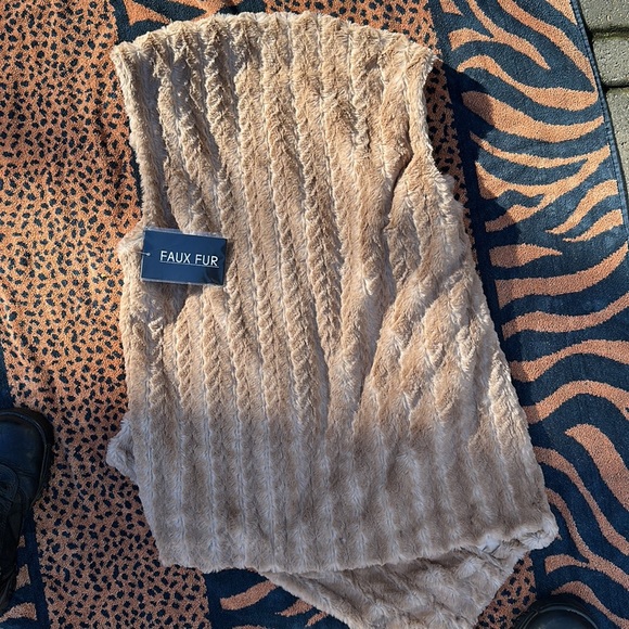 Faux fur vest - Picture 4 of 4